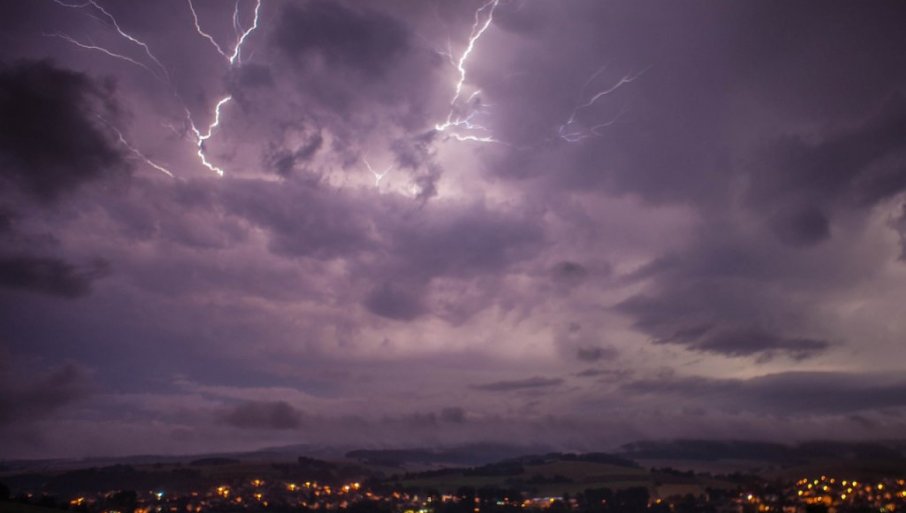 Upaljen meteoalarm, RHMZ upozorava na ove vremenske nepogode u narednom periodu