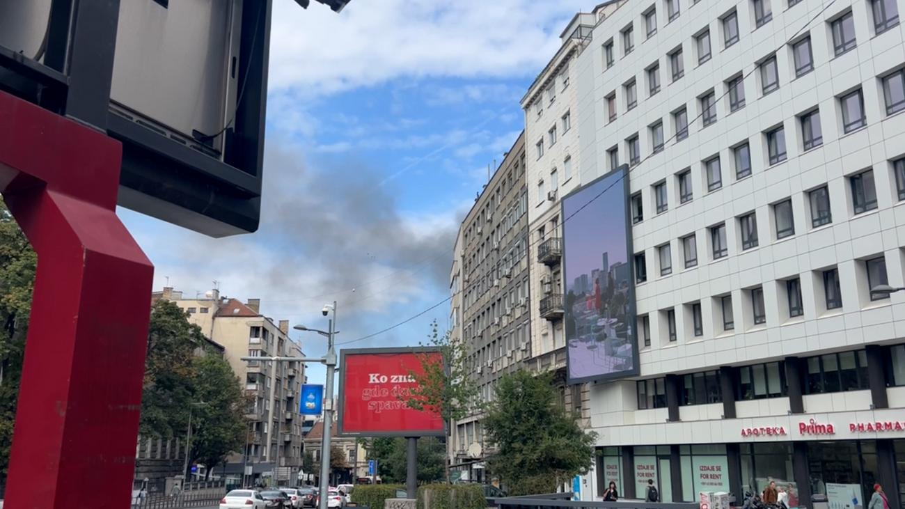 Ogroman požar u centru Beograda, zapalilo se klima uređaj: Vatrogasci na terenu i dalje, saobraćaj usporen u Francuskoj ulici