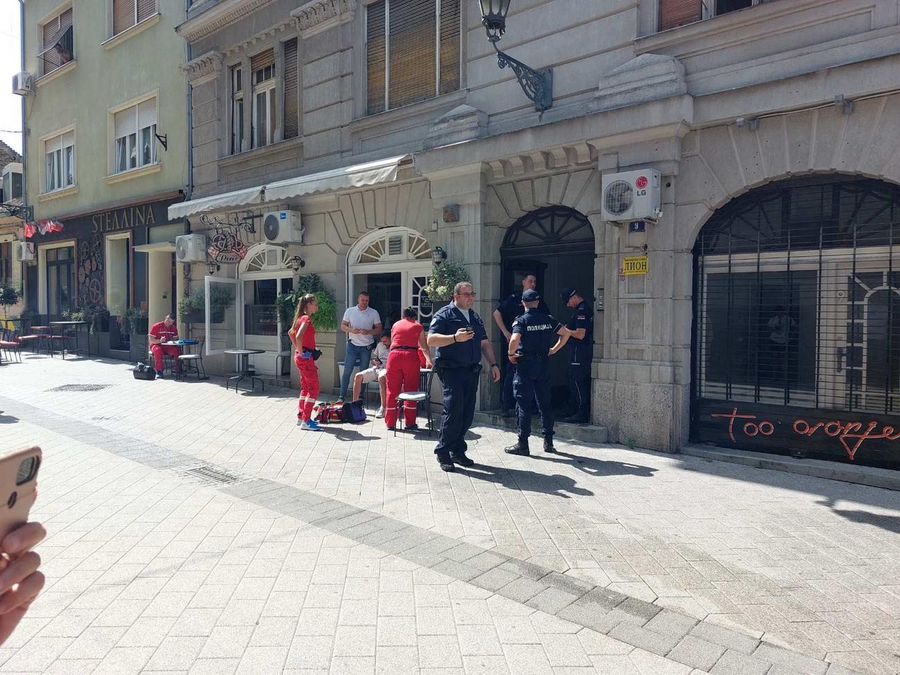 Otpao balkon u Novom Sadu, građani apelovali na opasnost: Ispod se igraju deca, škola blizu