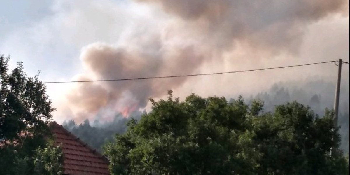 Bude se u dimu, ležu u dimu! Ogroman požar u kanjonu Uvca uzeo maha, plamen sišao do reke, zapretio kućama (VIDEO)