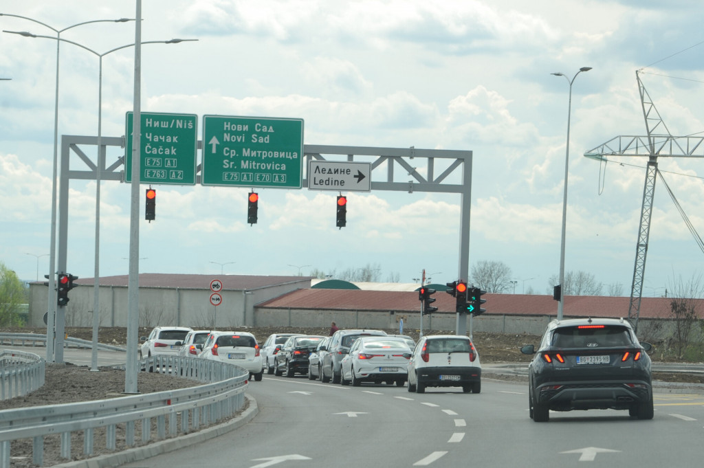 Sneg na putevima na teritoriji Ivanjice, kamioni na Batrovcima čekaju tri sata