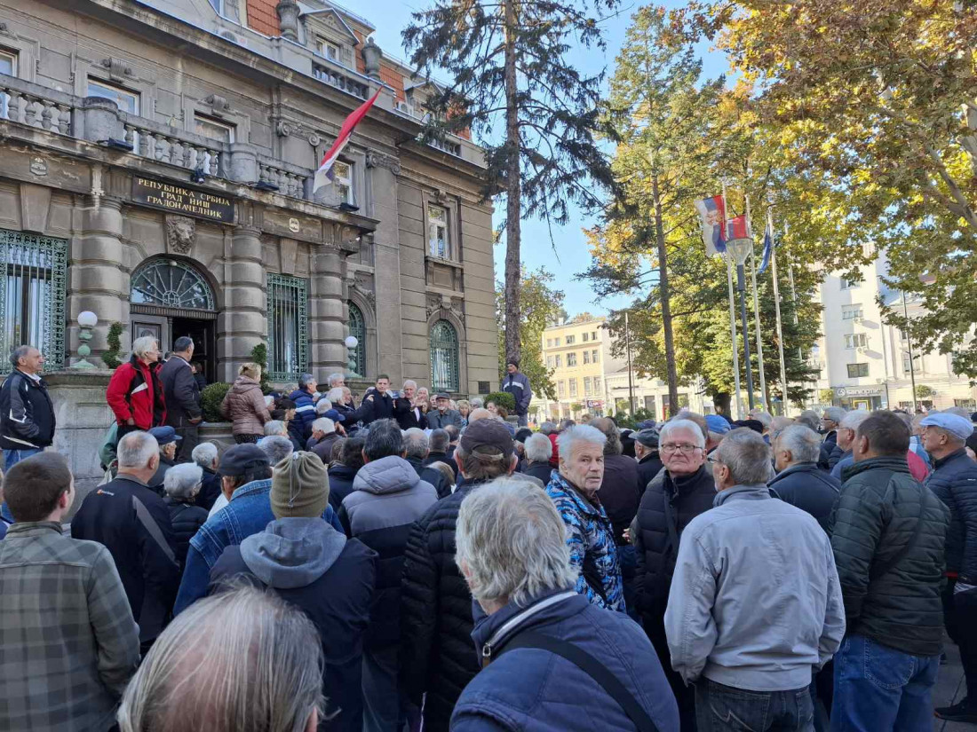 Radnici propalih niških firmi protestovali ispred Gradske kuće