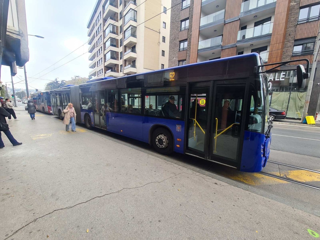 „Vizantijsko plavi“ autobusi na ulicama Beograda: Ovako izgledaju obojena vozila javnog prevoza