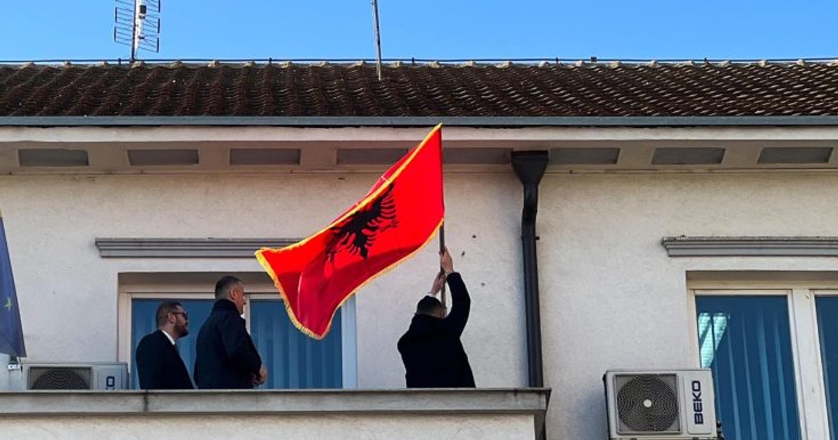 Na zgradi opštine Bujanovac vijori se zastava Albanije