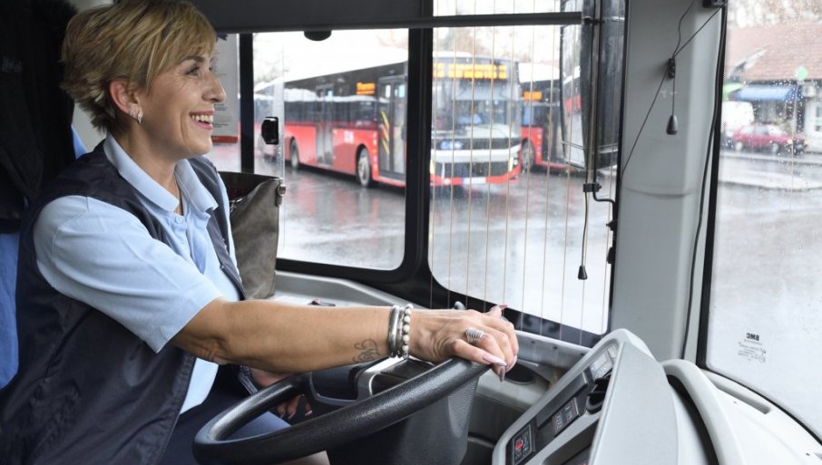 Za volanom duplog autobusa GSP-a od jula je krhka plavuša