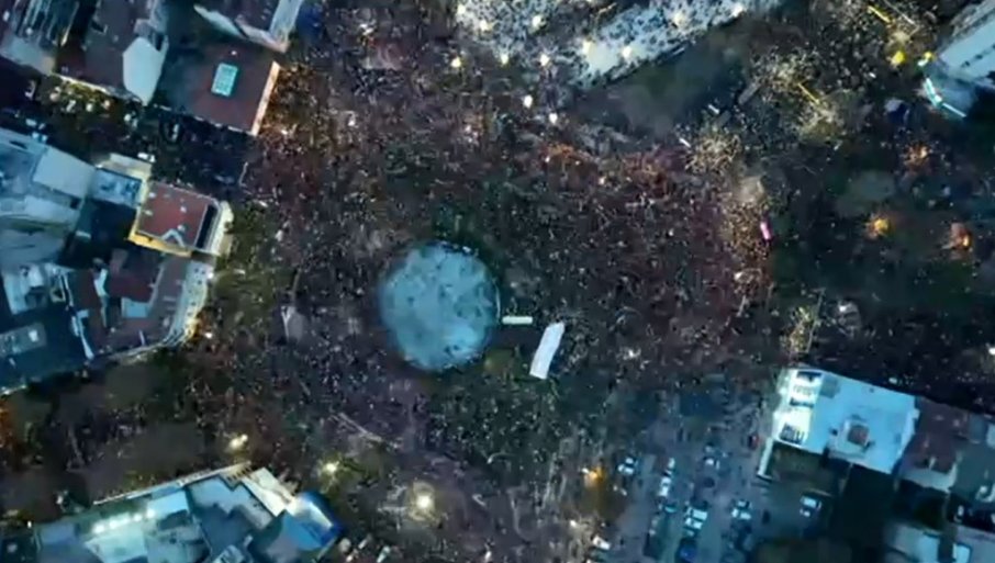 NOVI SNIMAK DRONOM SA SLAVIJE: Tačno ovoliko ima okupljenih na protestu opozicije (VIDEO)