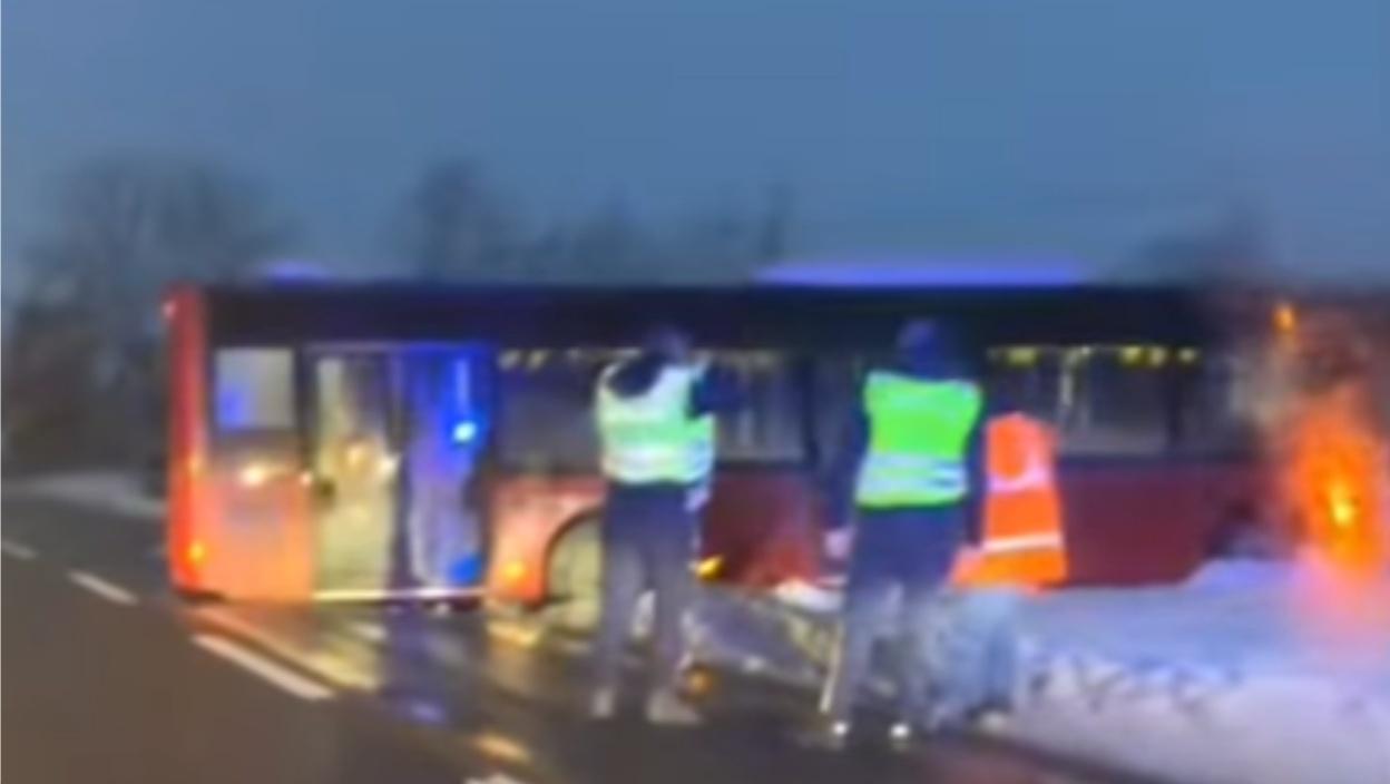 Autobus sleteo sa puta kod Knića! Policija na licu mesta, isplivali snimci (VIDEO)