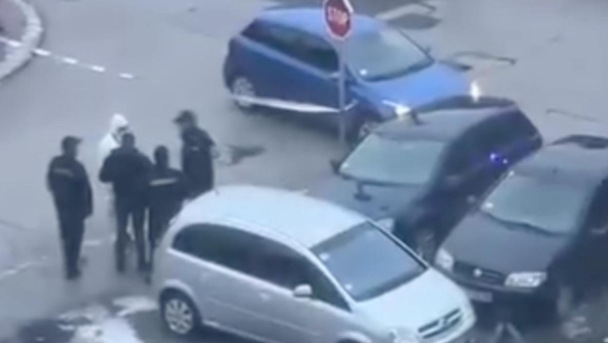 Prvi snimak sa mesta pucnjave u Čačku! Krv i dalje na trotoraru, vatru otvorio usred bela dana u delu gde je puno dece (VIDEO)