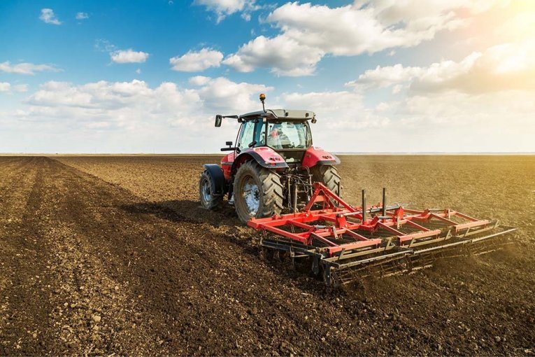 TAMARA STUDIRA BIOHEMIJU I VOZI TRAKTOR! Ne libi se posla i ima samo jednu poruku za mlade!