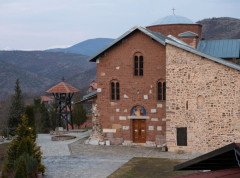 Ispred kapije Manastira Banjska nepoznata lica u snegu ispisala „UČK“