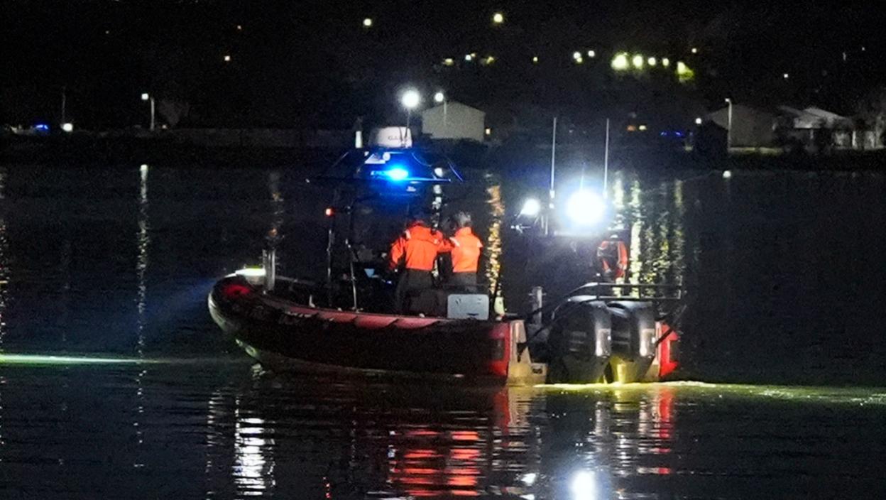 „Poslala mi je poruku pre sletanja, molim se“ Potresne reči muža čija je supruga bila u putničkom avionu koji je pao nakon sudara (VIDEO)