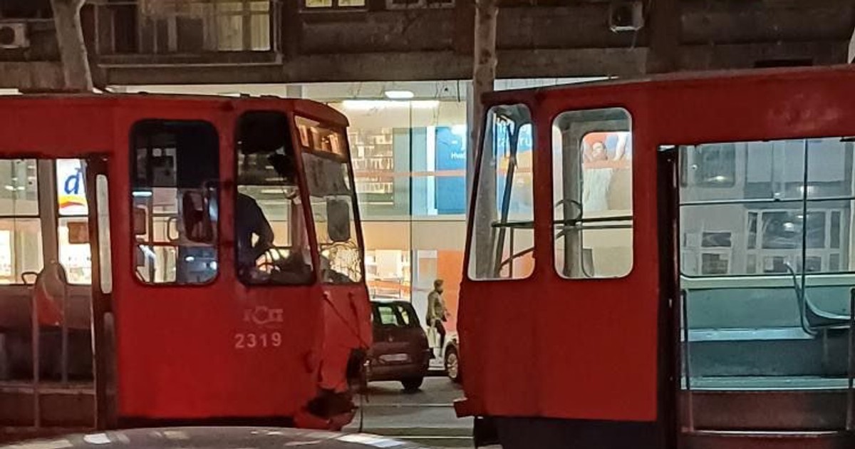 Haos u centru Beograda, više osoba povređeno u sudaru dva tramvaja