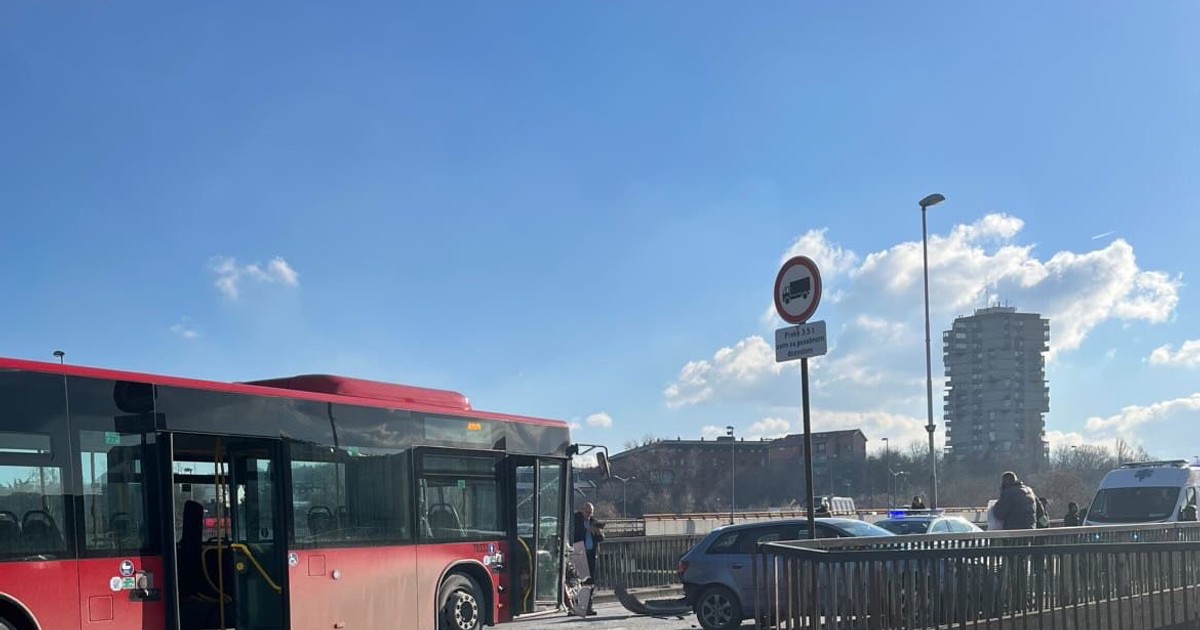 Žestoka saobraćajka na Pančevcu: Sudarili se gradski autobus i BMW (Foto)