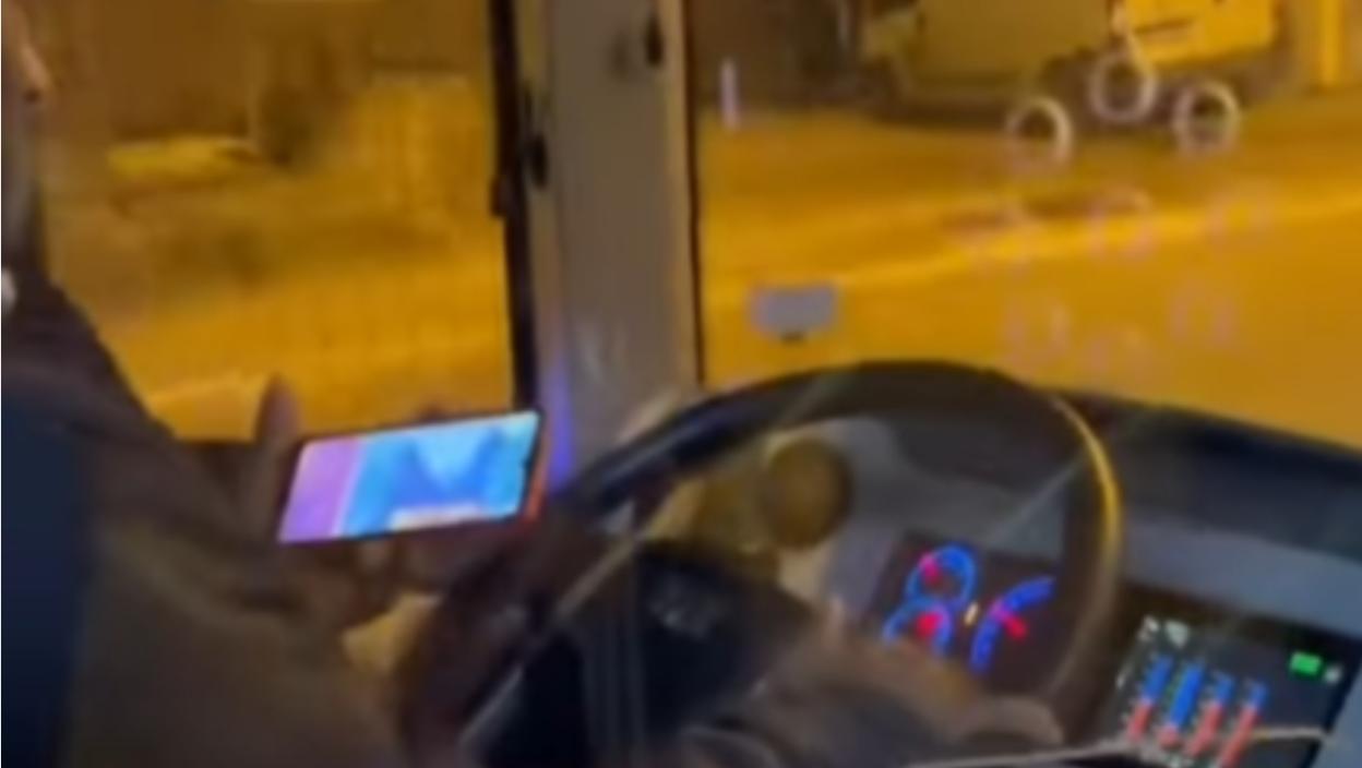 Beograđani besni: Scena za neverovati u autobusu – vozač usnimljen kako gleda seriju?! (VIDEO)